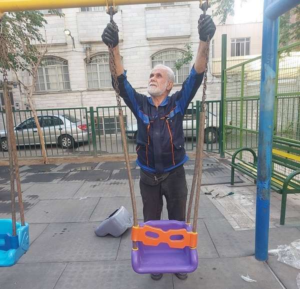 نوسازی وسایل بازی در بوستان مهر محله امیریه