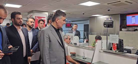 بازدید سرزده رئیس‌کل بانک مرکزی از برخی شعب بانکی/ تداوم روند خدمت رسانی بانکی به مردم