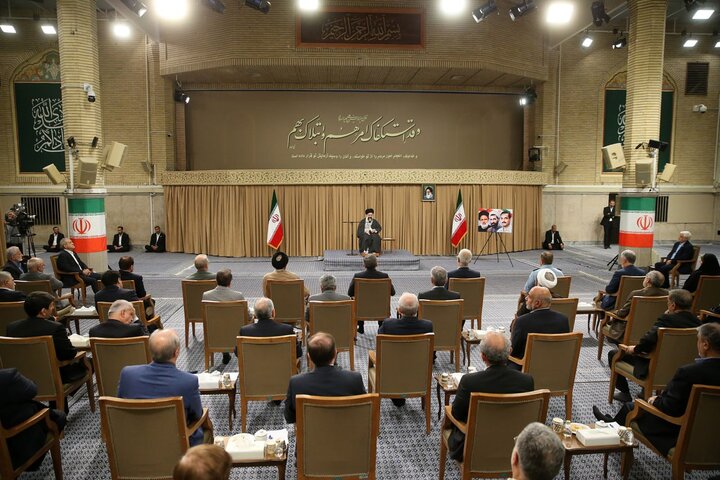 رهبر انقلاب: روحیه کار و تلاش را بر حالت «نه جنگ نه صلح» غلبه بدهیم