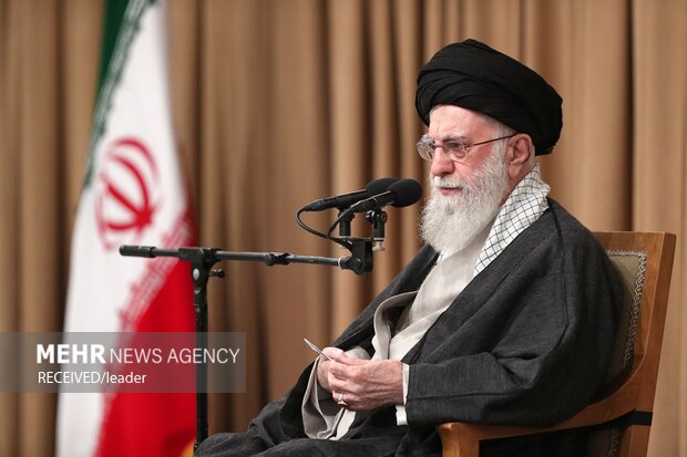 رهبر انقلاب: روحیه کار و تلاش را بر حالت «نه جنگ نه صلح» غلبه بدهیم