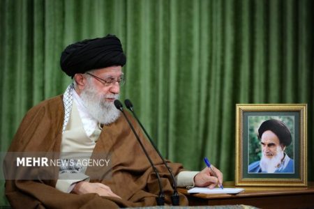 رهبر انقلاب: ایران پرچم مقابله با نظام سلطه را برافراشته است