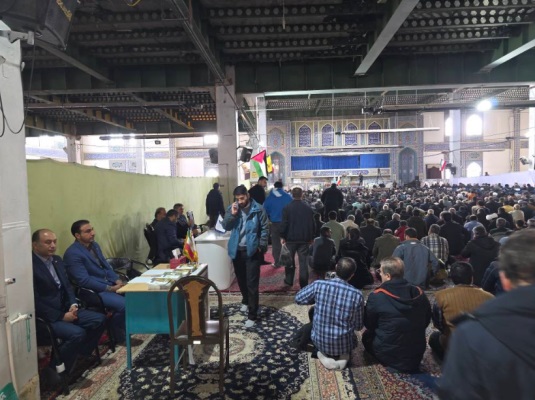 برپایی میز خدمت بانك صنعت و معدن در شهرستان بروجرد در نماز جمعه