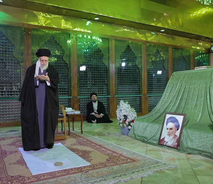حضور رهبر انقلاب در حرم امام (ره) در آستانه دهه فجر