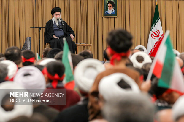رهبر انقلاب: جمهوری اسلامی در مقابل تخریب‌گرها کوتاه نخواهد آمد