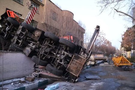 واژگونی جرثقیل در بلوار آفریقای تهران